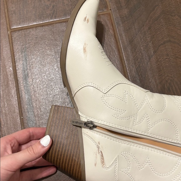 White pointed toe boots - Picture 4 of 4